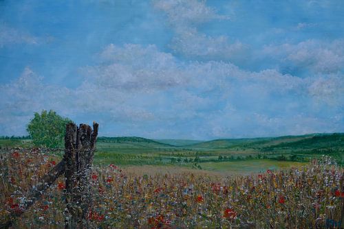 Panoramisch zomers landschap van de Fromberg – een licht en ruimtelijk schilderij vol warmte en vrijheid.