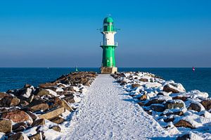 Mole an der Ostseeküste in Warnemünde im Winter.