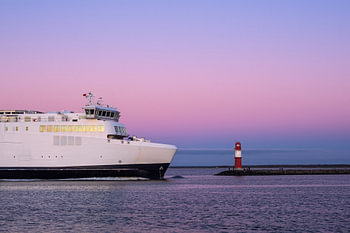 Mole und Fähre an der Küste der Ostsee in Warnemünde