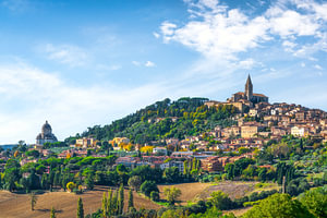 Die Skyline der Stadt Todi mit ihren Kirchen, Umbrien, Italien