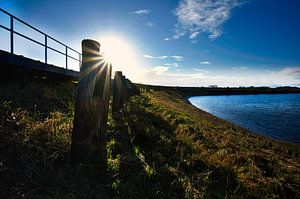 Sonnenschein über dem Deich von Jim Looise