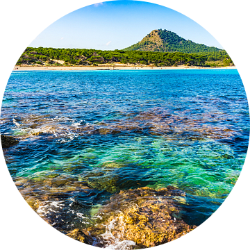 Gezicht op het strand van Cala Agulla op Mallorca, Spanje