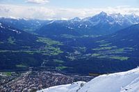 Sneeuw in de zomer met uitzicht op Innsbruck en de Serles, Tirol (Oostenrijk)