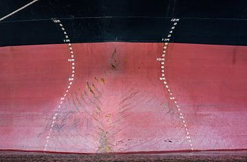 Scheepsboeg van een zeeschip in de haven. van scheepskijkerhavenfotografie