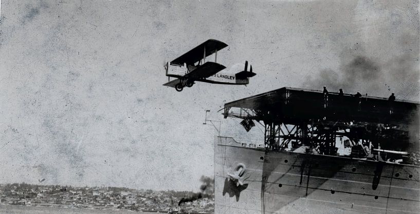 Douglas-Doppeldecker DT-2 hebt von einem Flugzeugträger ab, 1925 von Atelier Liesjes