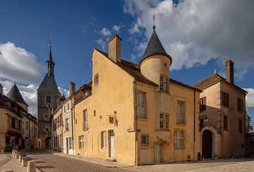 Geel huis met toren in centrum binnenstad Avallon Frankrijk
