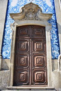 Houten deur en blauwe tegels in Porto Portugal van My Footprints