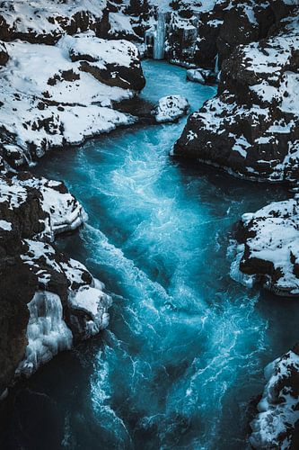 Stromend blauw water