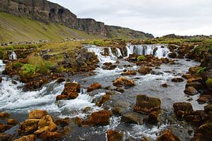 L'Islande, une chute d'eau sinueuse dans le paysage