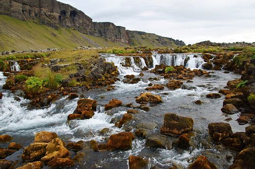 IJsland, meanderende waterval in het landschap