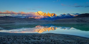 Lever de soleil sur les montagnes enneigées de Torres del Paine