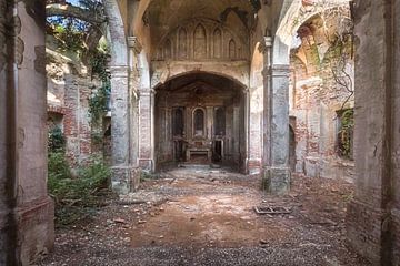 Église abandonnée en décadence. sur Roman Robroek