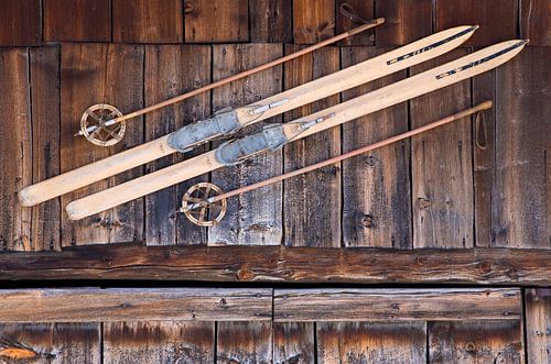 Altes Paar Ski an einer Skihütte in der Schweiz