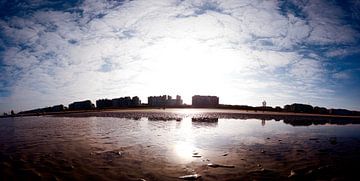 Zonnig Uitzicht op het Strand met Reflecties en Silhouetten van Wolkenkrabbers