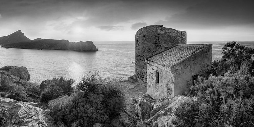 Ursprüngliche Küste von Mallorca in schwarzweiss von Manfred Voss, Schwarz-weiss Fotografie