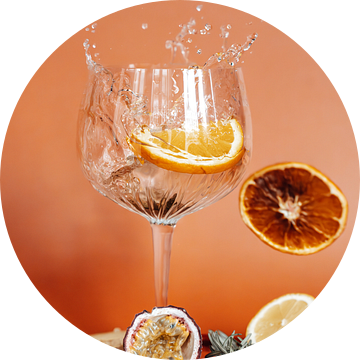 Oranje Cascade Splash: Cocktail met Spelende Elementen en Levendige Tonen van Anne van de Kerkhof