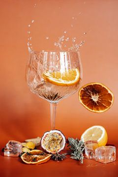 Oranje Cascade Splash: Cocktail met Spelende Elementen en Levendige Tonen van Anne van de Kerkhof