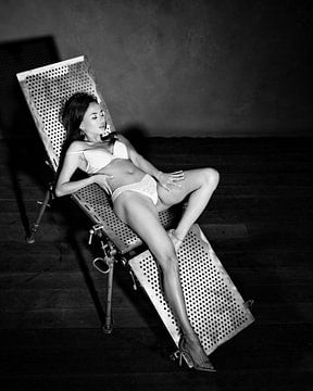 Hele mooi naakte vrouw in vintage zwart wit fotografie van Photostudioholland