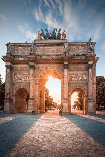 Arc de Triomphe voor het Musée du Louvre bij zonsondergang, Parijs