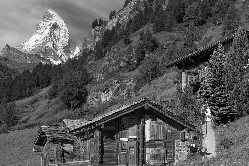 Houten huizen met Matterhorn van Menno Boermans