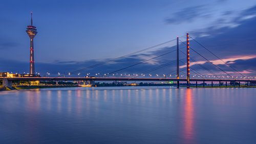 Magisch Düsseldorf: Avondpanorama met Brug en Toren