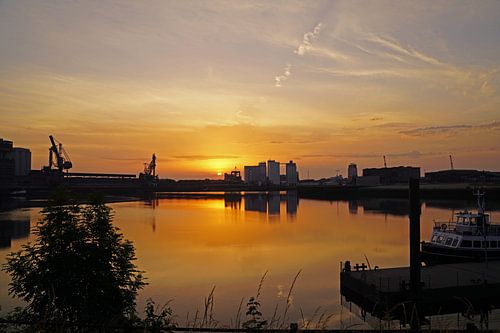 Zonsopgang in de haven van Bremen