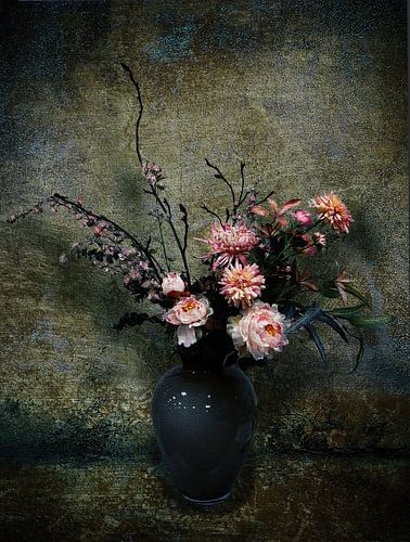 Flower arrangement with dahlias