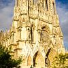 Façade et clocher avec statue équestre de la cathédrale gothique de Reims France sur Dieter Walther