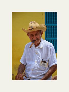 Man met een grote Havannasigaar van @Unique