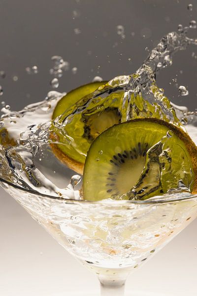 Kiwi-Scheiben fallen in Drink 1 von Marc Heiligenstein