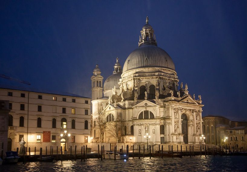 La basilique Santa Maria à Venise, Italie, de nuit par Joost Adriaanse