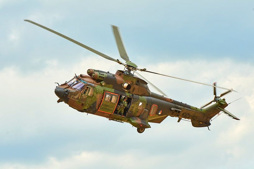 Le chef de chargement d'un hélicoptère de transport Cougar se balance au départ par Jenco van Zalk