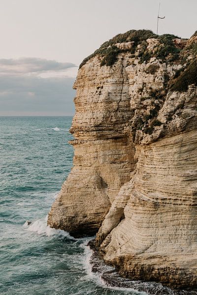 Uitzichtspunt van een rotsformatie aan de kust in Beiroet in Libanon van Moniek Kuipers