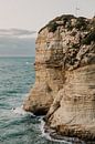 Uitzichtspunt van een rotsformatie aan de kust in Beiroet in Libanon van Moniek Kuipers thumbnail
