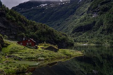 Haus an einem See in Norwegen