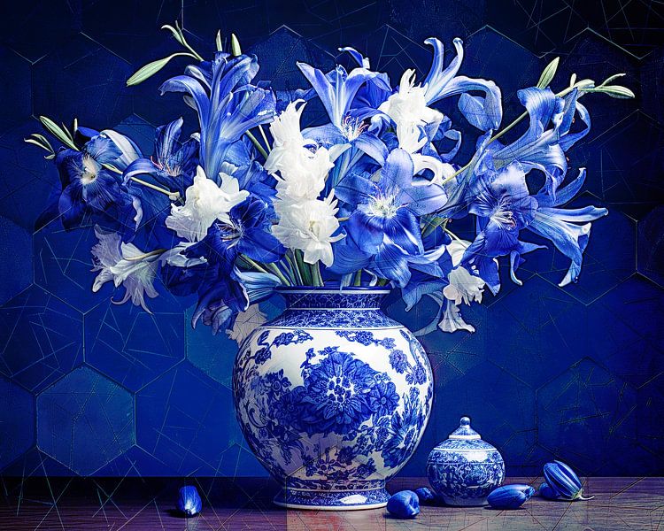 Boeket blauw witte bloemen in Delfts Blauwe vaas van Vlindertuin-Art
