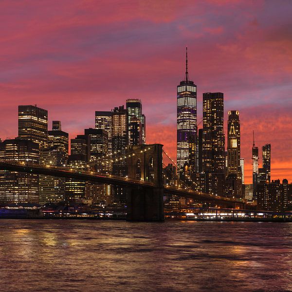 Skyline van Manhattan en Brooklyn Bridge bij zonsondergang, New York, USA van Markus Lange