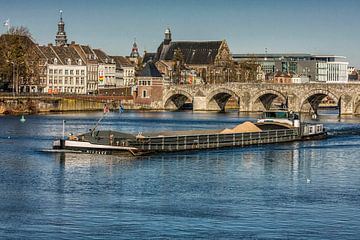 Binnenvaartschip op de Maas bij Maastricht von John Kreukniet