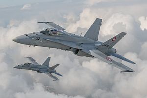 Zwei McDonnell Douglas F/A-18C der Schweizer Luftwaffe beim Luft-Luft-Foto über Belgien im September