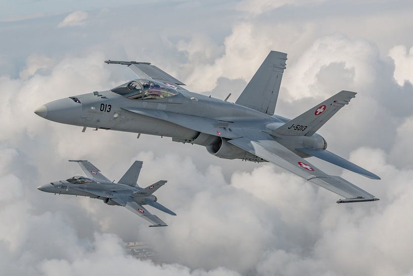Deux McDonnell Douglas F/A-18C de l'armée de l'air suisse photographiés en vol au-dessus de la Belgi par Jaap van den Berg