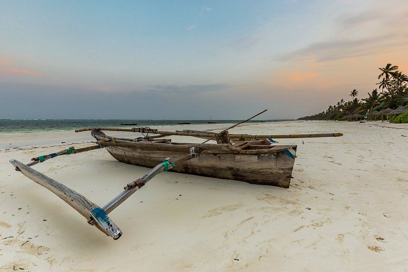 Traditionele boot (Dhow) in Zanzibar van Easycopters