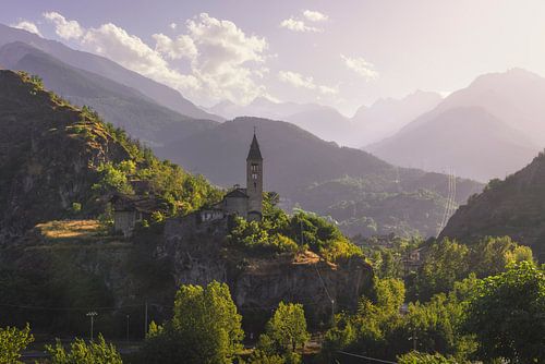 Santa Maria Assunta kerk op de rotsen. Valle d'Aosta