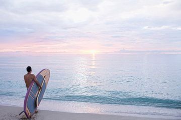 SA11327336 Mann mit Surfbrett am Meer in der Morgensonne von BeeldigBeeld Food & Lifestyle