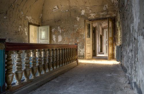 Verloren plaats - gang met trapleuning - verlaten plaats