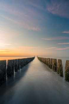 Wellenbrecher am Strand von Domburg bei Sonnenuntergang
