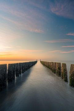 Wellenbrecher am Strand von Domburg bei Sonnenuntergang von John van de Gazelle fotografie