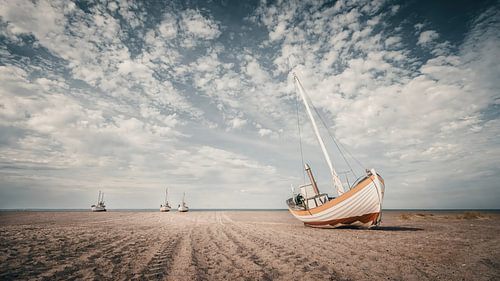 Die vier Fischerboote am Strand. von Robby's fotografie