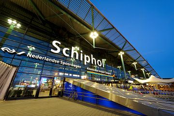 Schiphol Amsterdam in de avond van Merijn van der Vliet