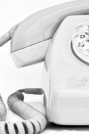 Bild eines alten Plattenspieler-Telefons in Schwarzweiß. von Therese Brals