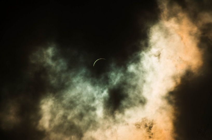 Sonnenfinsternis hinter den Wolken von Digital Universe